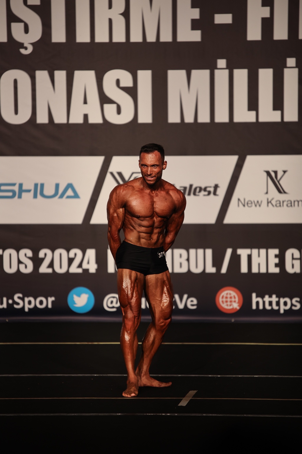 Süleyman Güngör yarışma sahnesinde Classic Physique pozu verirken